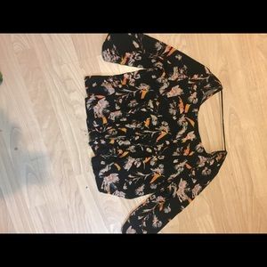 Cute crop top. 3/4 sleeves. Very flowy